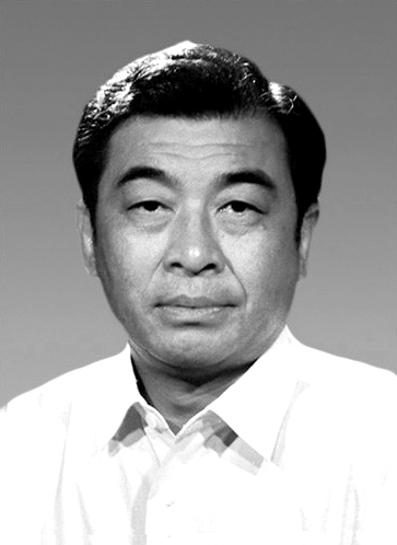 穿着西装笔挺的男子黑白照AI 生成的内容可能不正确。