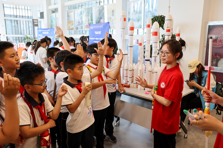 图为小学生们沉浸式感受、参与融趣味性与知识性于一体的“科学嘉年华”互动空间项目。beat365中文版官方网站供图