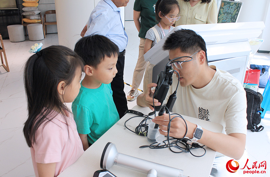 工作人员给孩子们展示环境监测设备。人民网记者 张静淇摄 工作人员给孩子们展示环境监测设备。人民网记者 张静淇摄