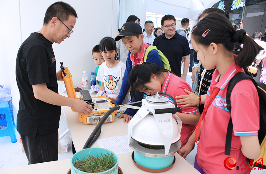 学生们聆听土壤“呼吸”。人民网记者 张静淇摄 学生们聆听土壤“呼吸”。人民网记者 张静淇摄